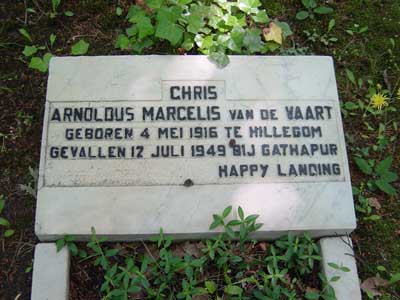 het graf van Chris van der Vaart op Westerveld in 2005
