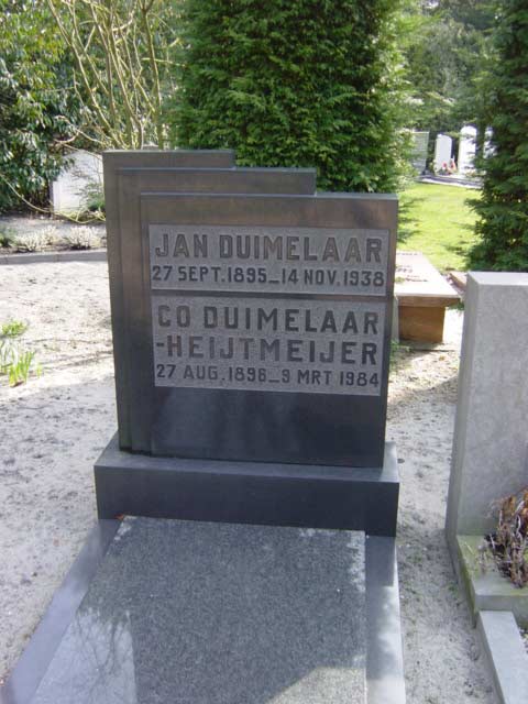 het graf van Duimelaar in Heemstede. Foto maart 2005